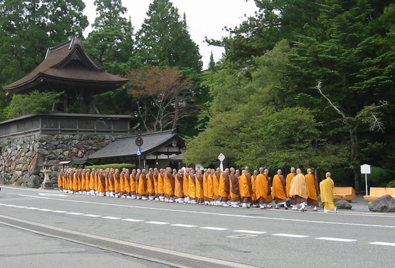 800px-Mt_Koya_monks.jpg